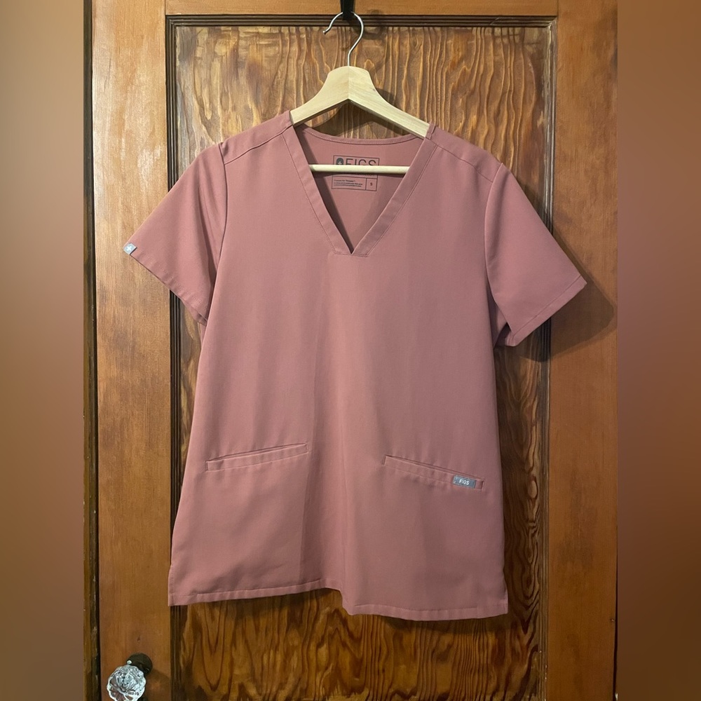 FIGS Casma Three Pocket Scrub Top in Mauve Size Small